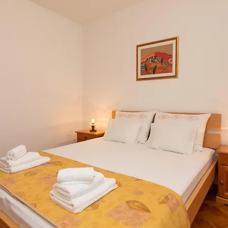 Apartments Jelica Supetar - Two Apartment - A Small House With A Private Yard - Two-Room Apartment With A Sea View - Free Parking Exterior photo
