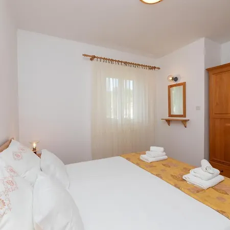 Apartments Jelica Supetar - Two Apartment - A Small House With A Private Yard - Two-Room Apartment With A Sea View - Free Parking Exterior photo