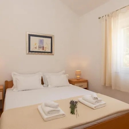 Apartments Jelica Supetar - Two Apartment - A Small House With A Private Yard - Two-Room Apartment With A Sea View - Free Parking Exterior photo