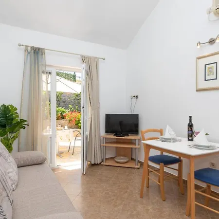Apartments Jelica Supetar - Two Apartment - A Small House With A Private Yard - Two-Room Apartment With A Sea View - Free Parking Exterior photo