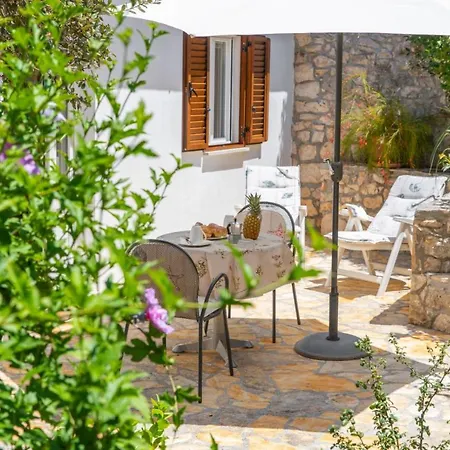 Apartments Jelica Supetar - Two Apartment - A Small House With A Private Yard - Two-Room Apartment With A Sea View - Free Parking Exterior photo