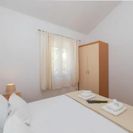 Apartments Jelica Supetar - Two Apartment - A Small House With A Private Yard - Two-Room Apartment With A Sea View - Free Parking Exterior photo