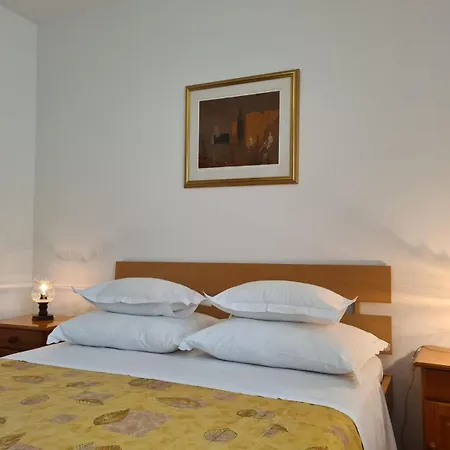 Apartments Jelica Supetar - Two Apartment - A Small House With A Private Yard - Two-Room Apartment With A Sea View - Free Parking Exterior photo