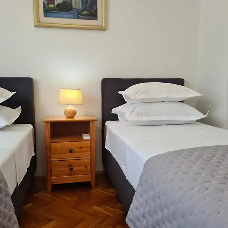 Apartments Jelica Supetar - Two Apartment - A Small House With A Private Yard - Two-Room Apartment With A Sea View - Free Parking Exterior photo