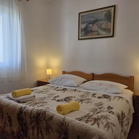 Apartments Jelena Supetar - Four Apartments - A Small House With A Private Yard - Two-Room Apartment With A Sea View - Studio Apartment - Two-Room Apartment With Garden View- Free Parking Exterior photo