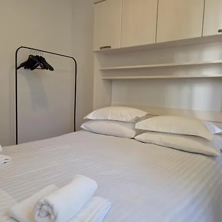 Apartments Jelena Supetar - Four Apartments - A Small House With A Private Yard - Two-Room Apartment With A Sea View - Studio Apartment - Two-Room Apartment With Garden View- Free Parking Exterior photo