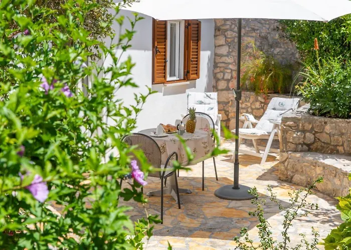 Apartments Jelica Supetar - Two Apartment - A Small House With A Private Yard - Two-Room Apartment With A Sea View - Free Parking