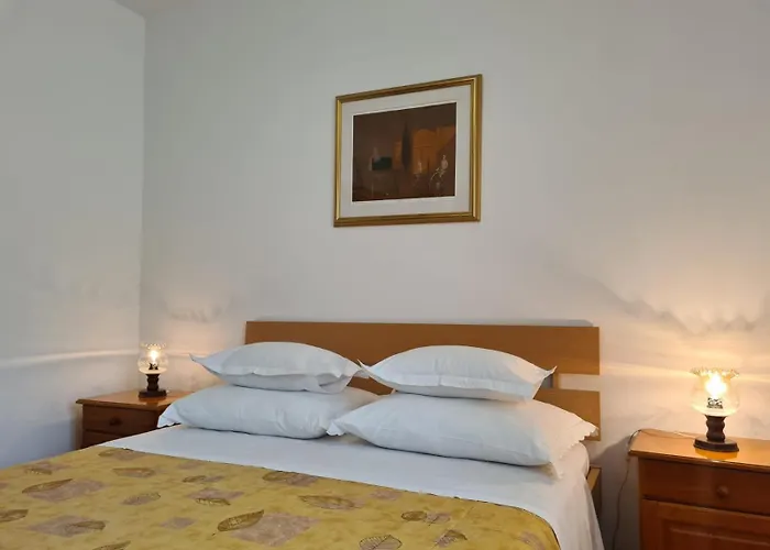 Apartments Jelica Supetar - Two Apartment - A Small House With A Private Yard - Two-Room Apartment With A Sea View - Free Parking
