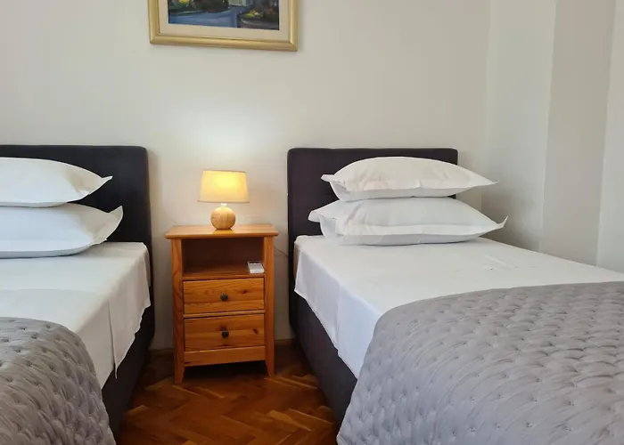 Apartments Jelica Supetar - Two Apartment - A Small House With A Private Yard - Two-Room Apartment With A Sea View - Free Parking