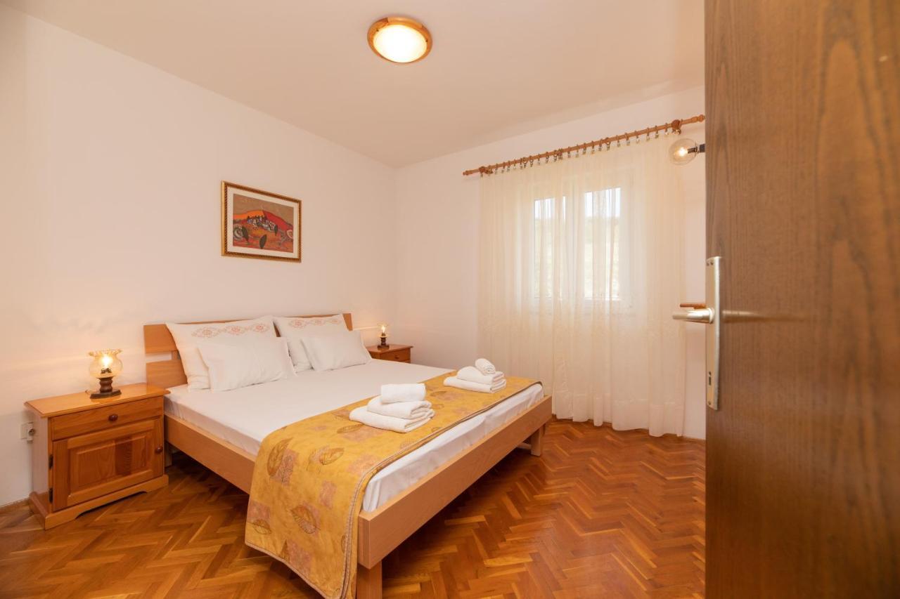 Jelica - Two - A Small House With A Private Yard - Two-room With A Sea View - Free Parking Supetar