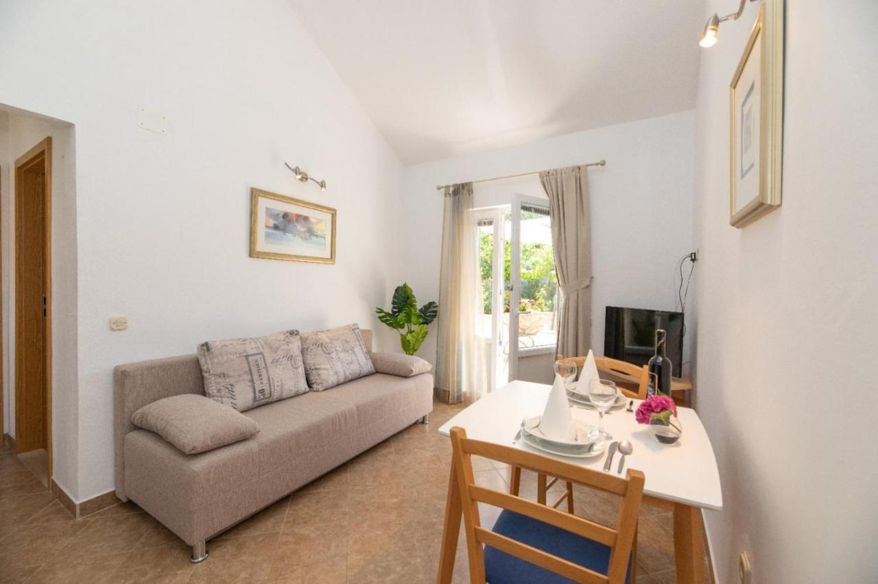 Jelica - Two - A Small House With A Private Yard - Two-room With A Sea View - Free Parking Apartment Supetar