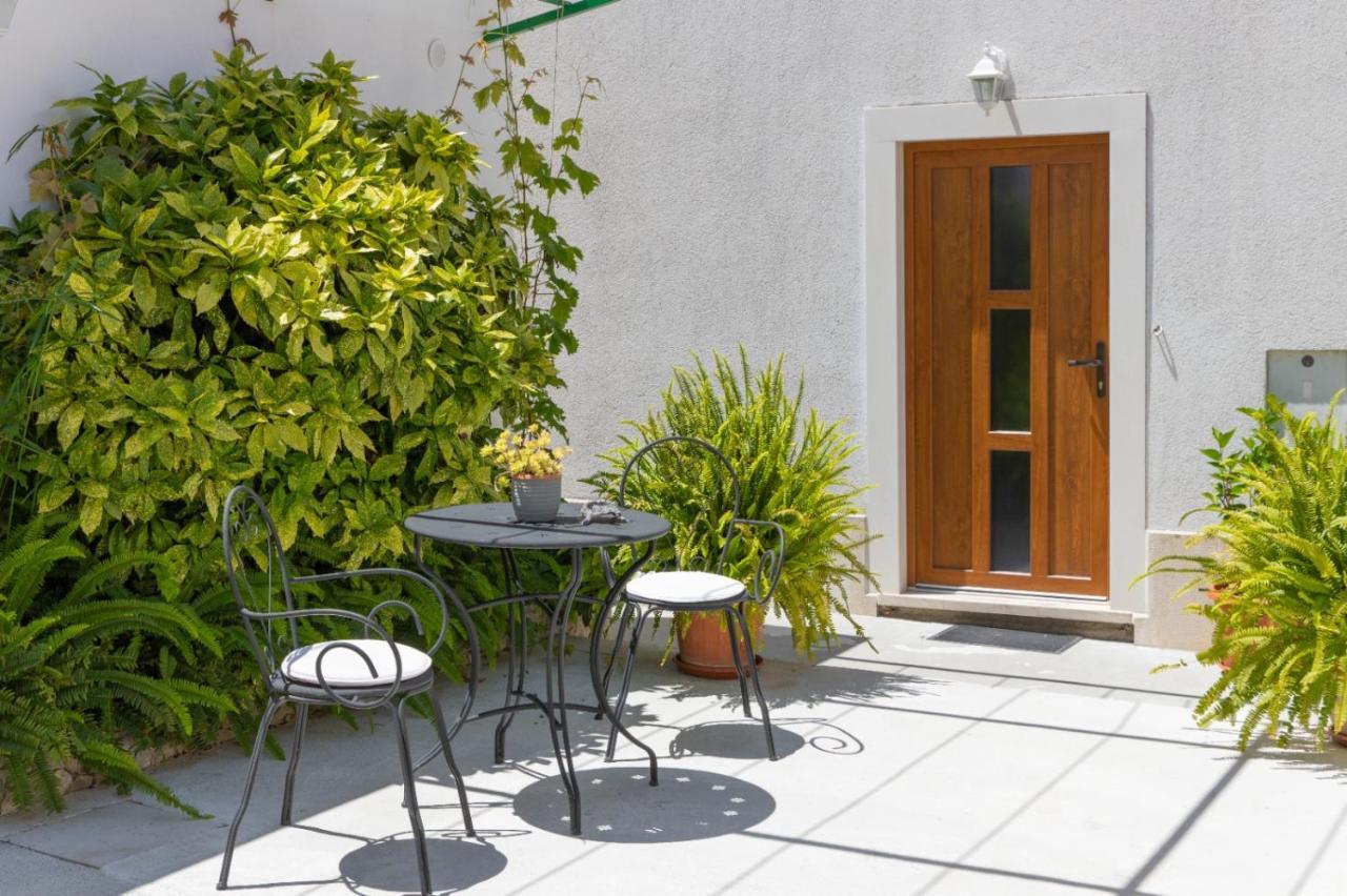 Jelica - Two - A Small House With A Private Yard - Two-room With A Sea View - Free Parking Supetar