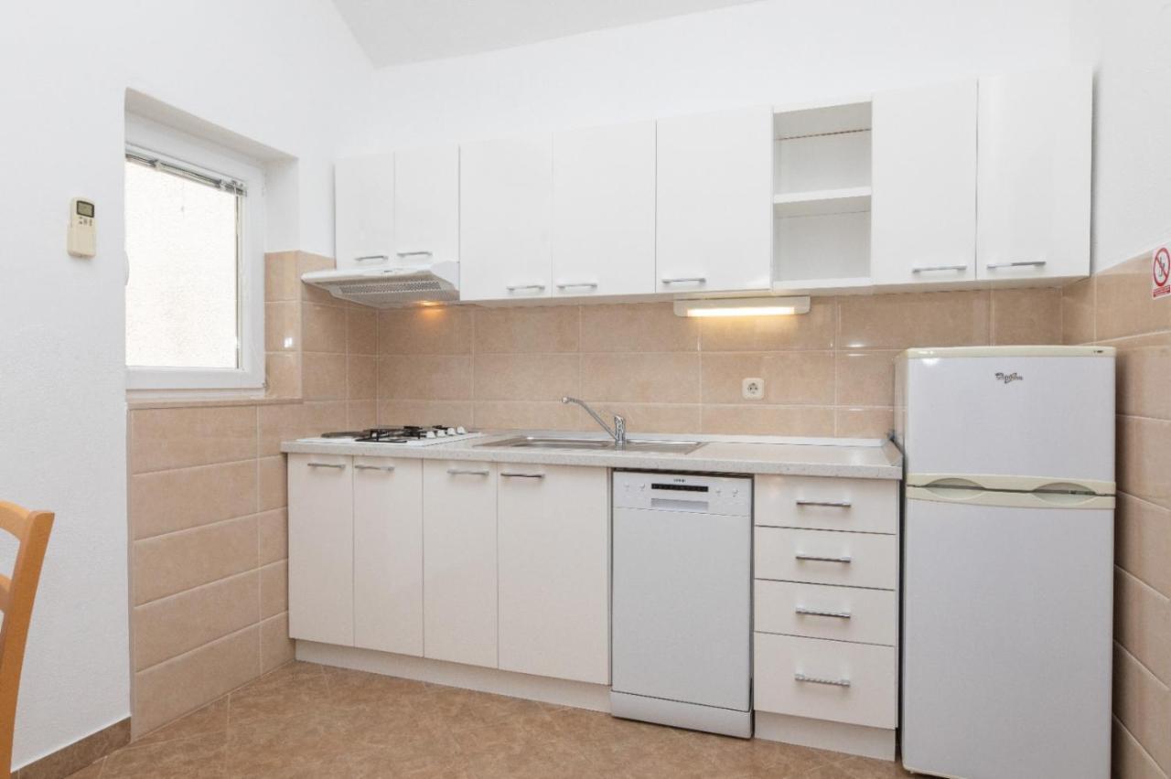 Apartment Jelica - Two - A Small House With A Private Yard - Two-room With A Sea View - Free Parking Supetar