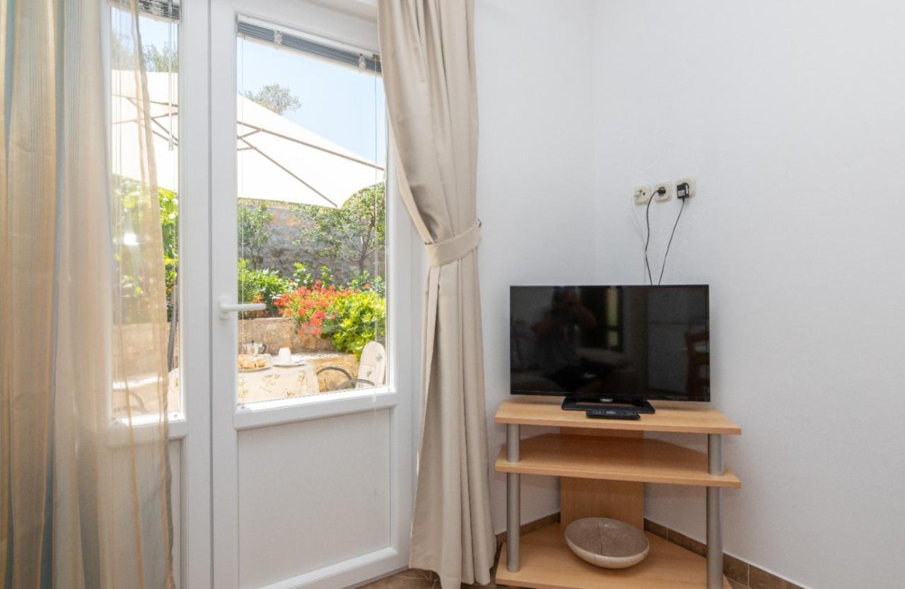 Jelica - Two - A Small House With A Private Yard - Two-room With A Sea View - Free Parking Apartment Supetar