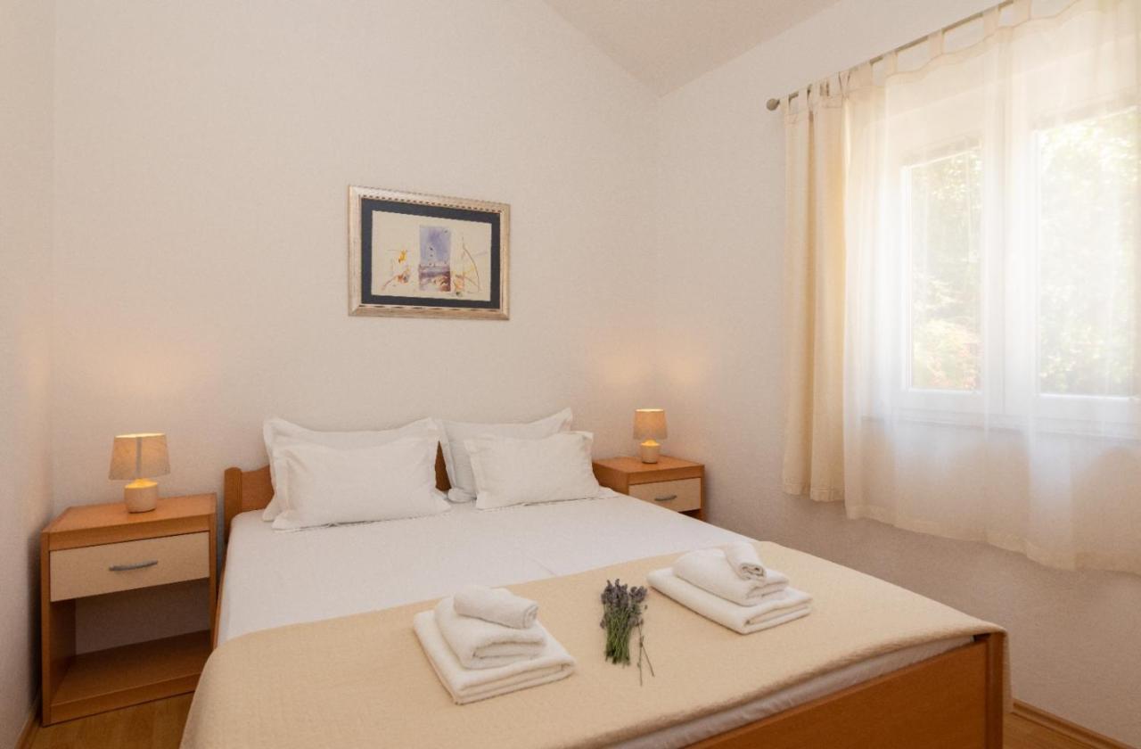 Jelica - Two - A Small House With A Private Yard - Two-room With A Sea View - Free Parking Apartment Supetar