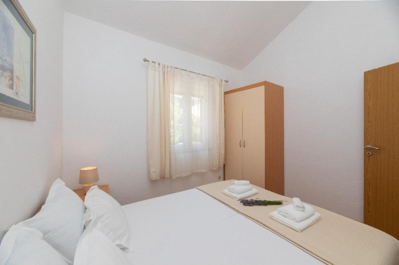 Jelica - Two - A Small House With A Private Yard - Two-room With A Sea View - Free Parking