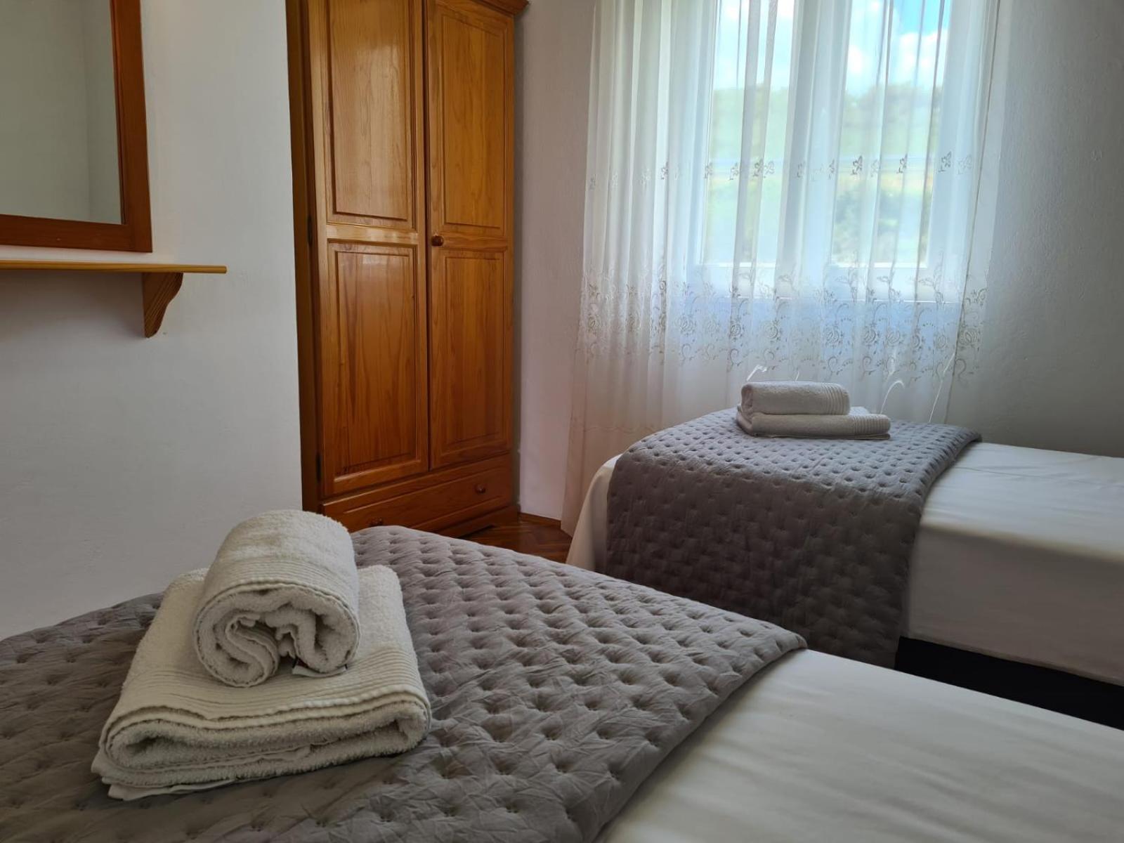 Jelica - Two - A Small House With A Private Yard - Two-room With A Sea View - Free Parking * Supetar