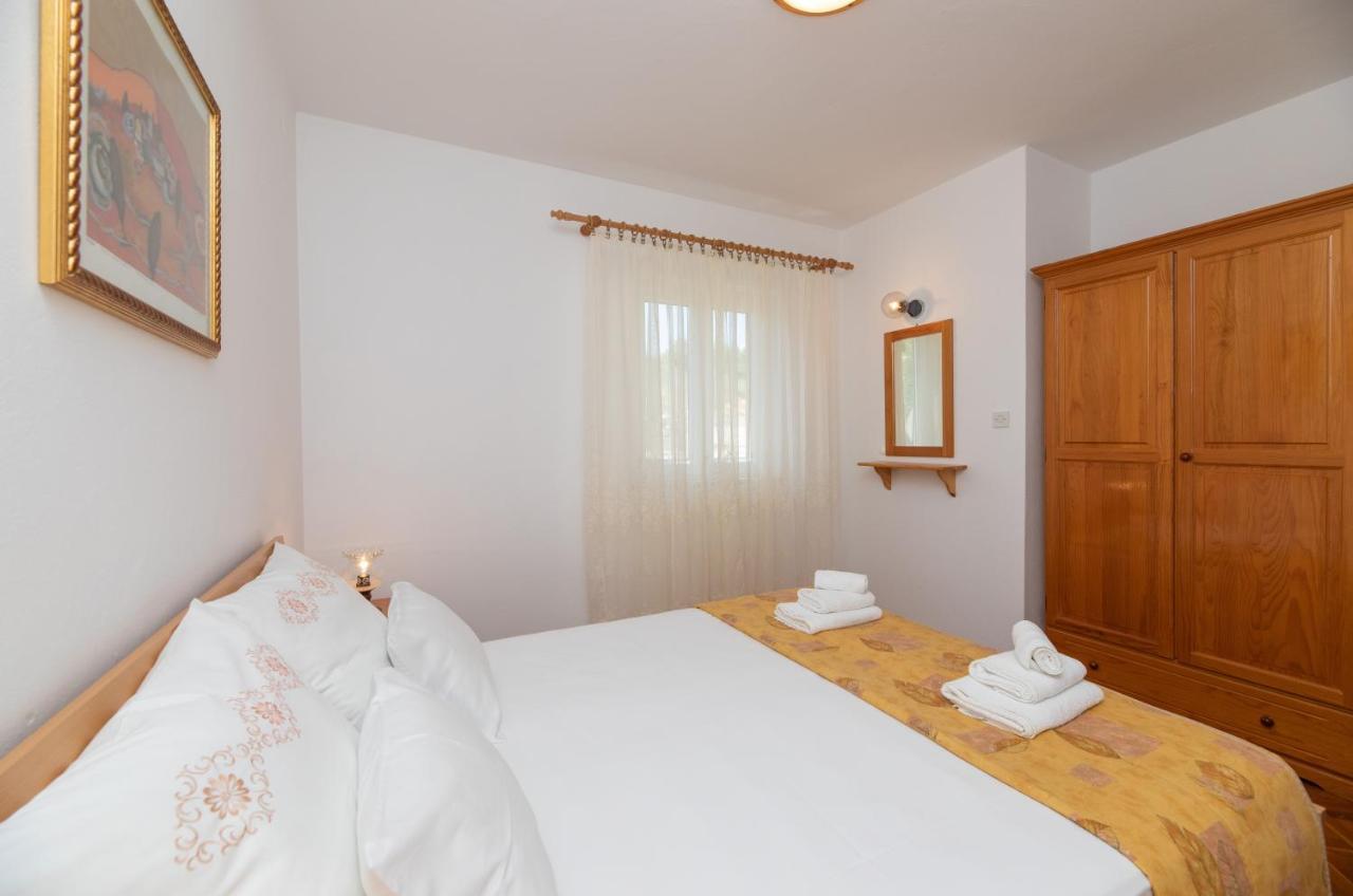 Apartment Apartments Jelena Supetar - Three Apartments - A Small House With A Private Yard - Two-Room Apartment With A Sea View - Three-Room Apartment With Garden And Barbecue - Free Parking
