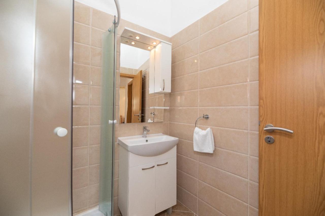 Apartment Apartments Jelena Supetar - Three Apartments - A Small House With A Private Yard - Two-Room Apartment With A Sea View - Three-Room Apartment With Garden And Barbecue - Free Parking Supetar