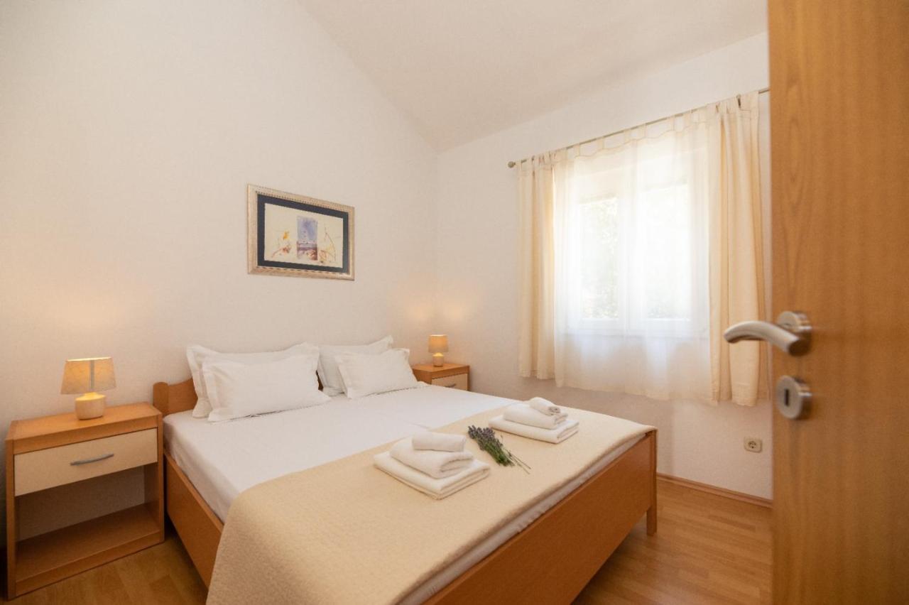 Apartment Apartments Jelena Supetar - Three Apartments - A Small House With A Private Yard - Two-Room Apartment With A Sea View - Three-Room Apartment With Garden And Barbecue - Free Parking *