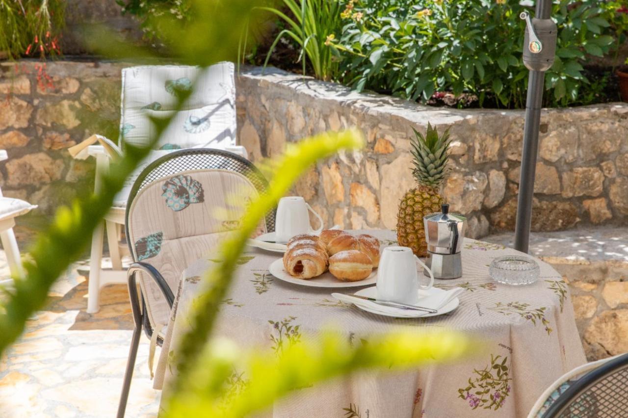 Apartment Apartments Jelena Supetar - Three Apartments - A Small House With A Private Yard - Two-Room Apartment With A Sea View - Three-Room Apartment With Garden And Barbecue - Free Parking