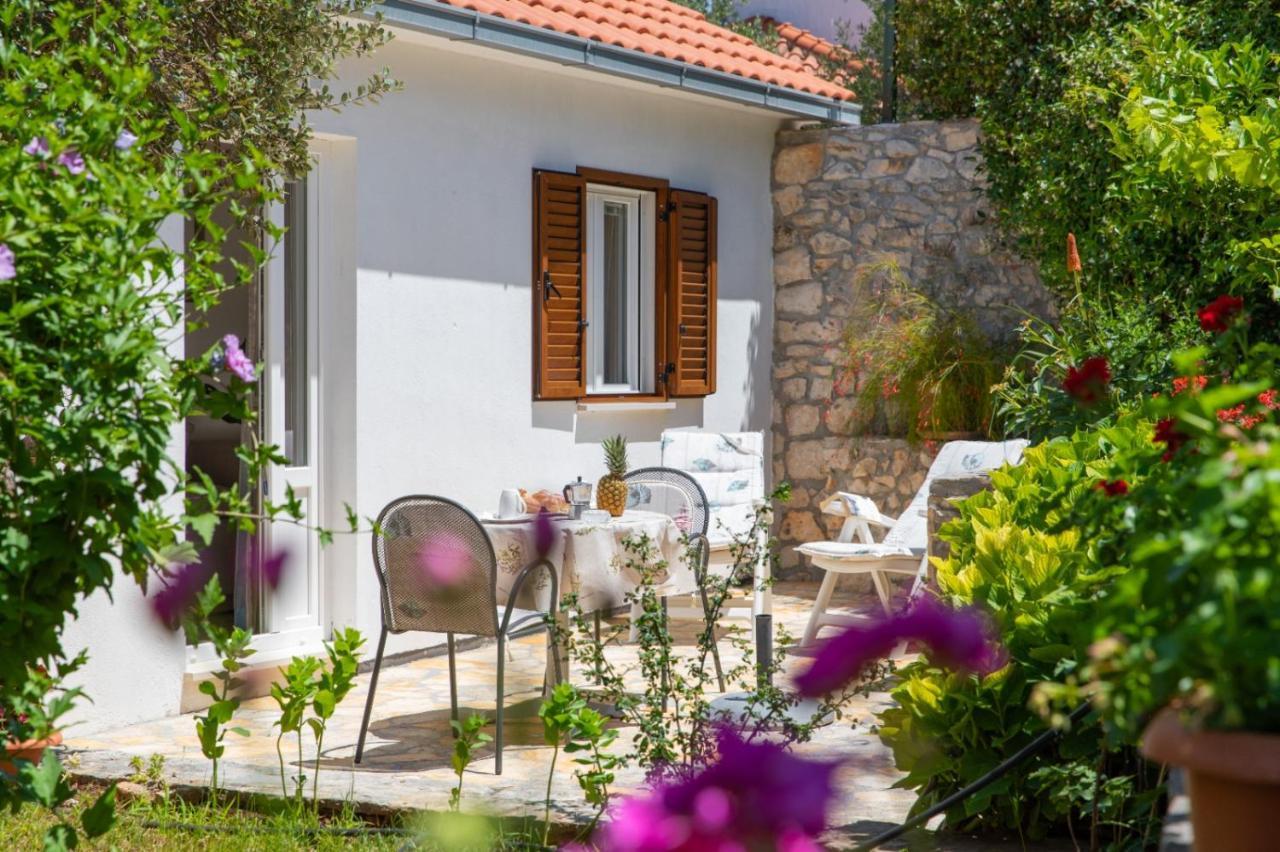 Apartments Jelena Supetar - Three Apartments - A Small House With A Private Yard - Two-Room Apartment With A Sea View - Three-Room Apartment With Garden And Barbecue - Free Parking Apartment