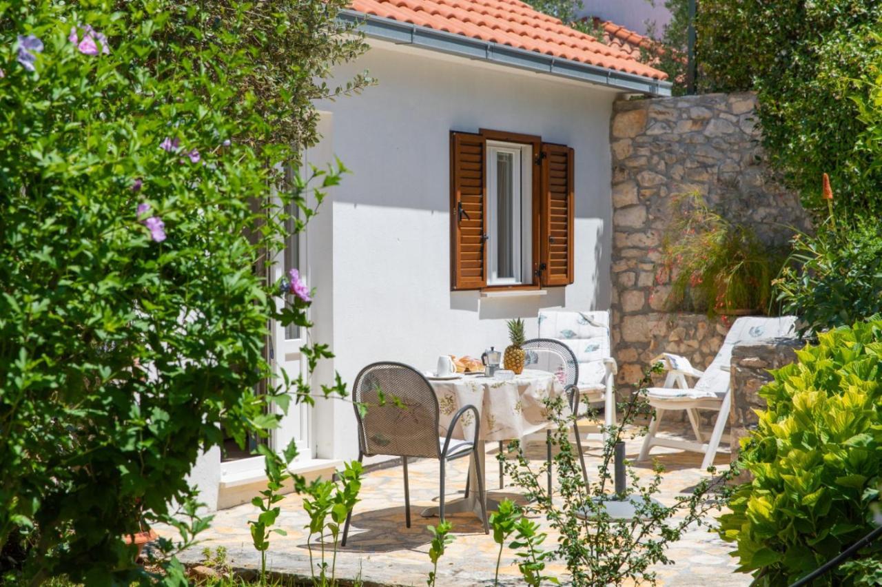 Apartments Jelena Supetar - Three Apartments - A Small House With A Private Yard - Two-Room Apartment With A Sea View - Three-Room Apartment With Garden And Barbecue - Free Parking *