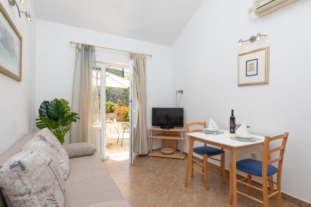 Apartment Apartments Jelena Supetar - Three Apartments - A Small House With A Private Yard - Two-Room Apartment With A Sea View - Three-Room Apartment With Garden And Barbecue - Free Parking Supetar