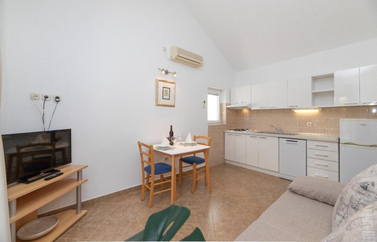 Apartments Jelena Supetar - Three Apartments - A Small House With A Private Yard - Two-Room Apartment With A Sea View - Three-Room Apartment With Garden And Barbecue - Free Parking Supetar