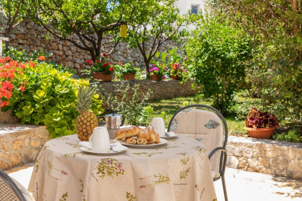 Apartments Jelena Supetar - Three Apartments - A Small House With A Private Yard - Two-Room Apartment With A Sea View - Three-Room Apartment With Garden And Barbecue - Free Parking