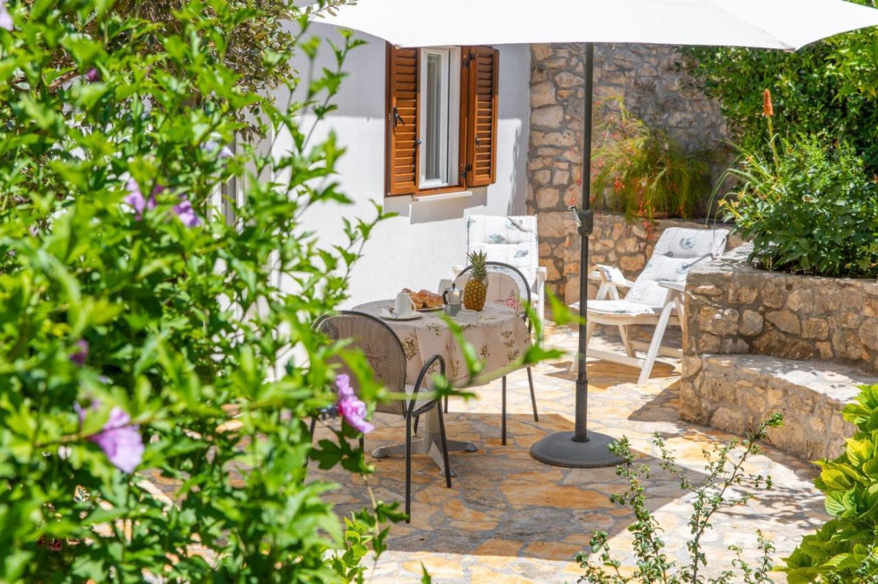 Apartment Apartments Jelena Supetar - Three Apartments - A Small House With A Private Yard - Two-Room Apartment With A Sea View - Three-Room Apartment With Garden And Barbecue - Free Parking