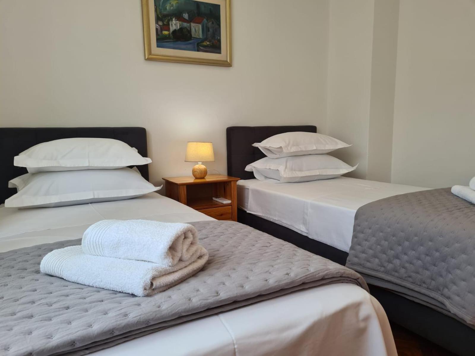 Apartments Jelena Supetar - Three Apartments - A Small House With A Private Yard - Two-Room Apartment With A Sea View - Three-Room Apartment With Garden And Barbecue - Free Parking * Supetar