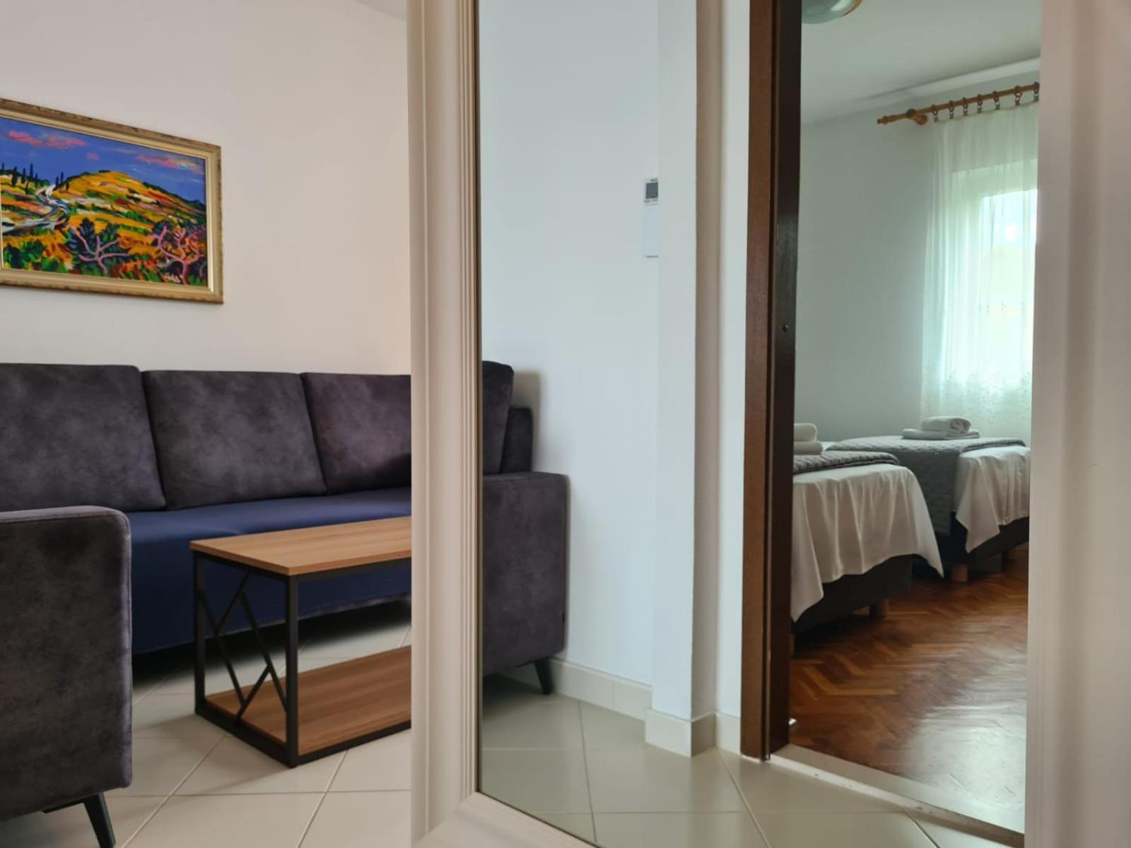 Apartment Apartments Jelena Supetar - Three Apartments - A Small House With A Private Yard - Two-Room Apartment With A Sea View - Three-Room Apartment With Garden And Barbecue - Free Parking