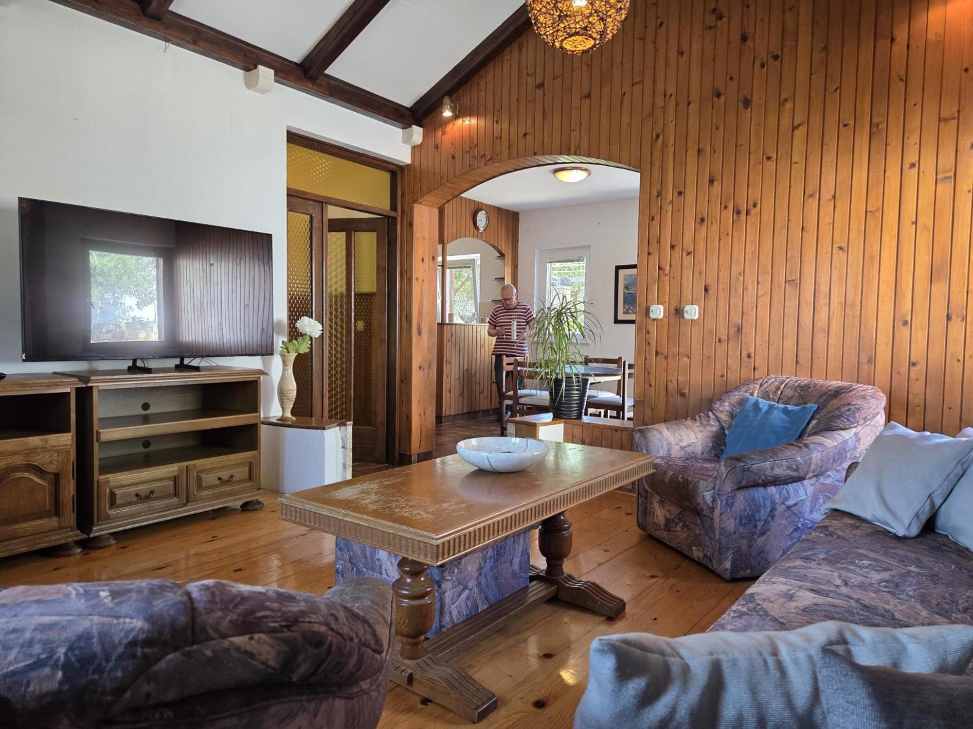 Apartments Jelena Supetar - Three Apartments - A Small House With A Private Yard - Two-Room Apartment With A Sea View - Three-Room Apartment With Garden And Barbecue - Free Parking