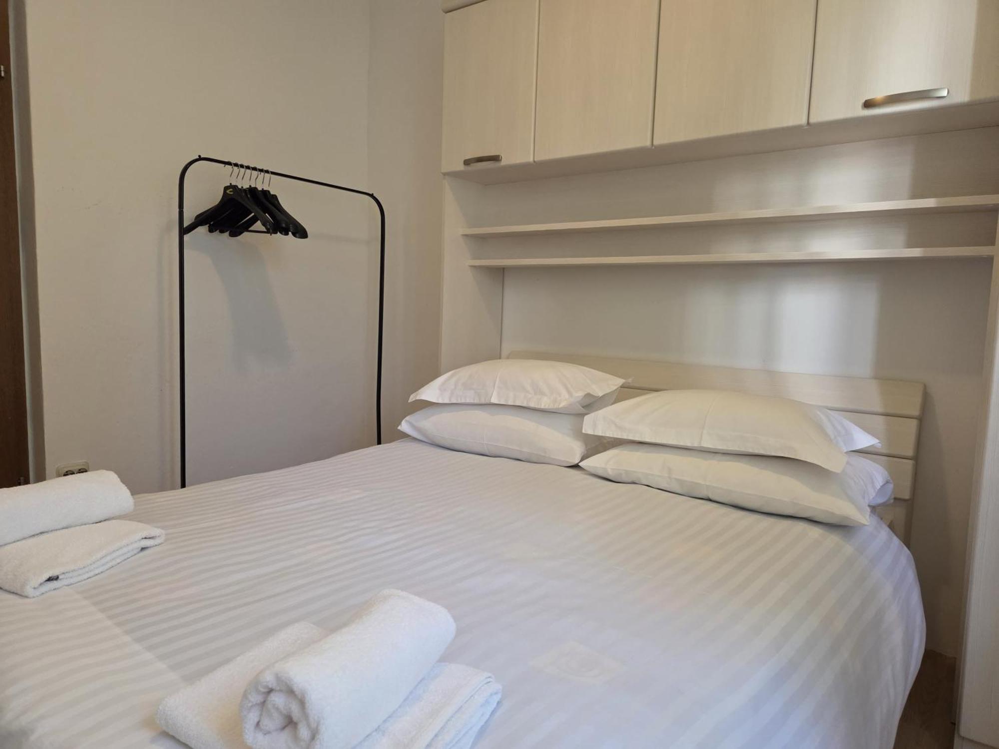 Apartments Jelena Supetar - Three Apartments - A Small House With A Private Yard - Two-Room Apartment With A Sea View - Three-Room Apartment With Garden And Barbecue - Free Parking Supetar