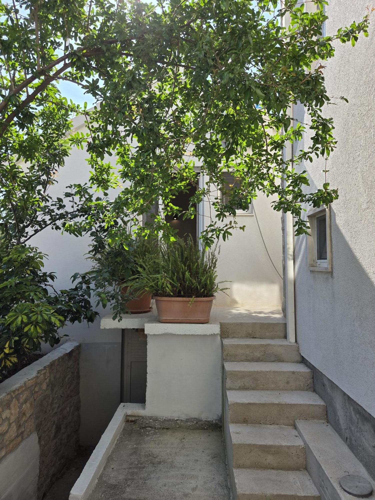 Apartments Jelena Supetar - Three Apartments - A Small House With A Private Yard - Two-Room Apartment With A Sea View - Three-Room Apartment With Garden And Barbecue - Free Parking