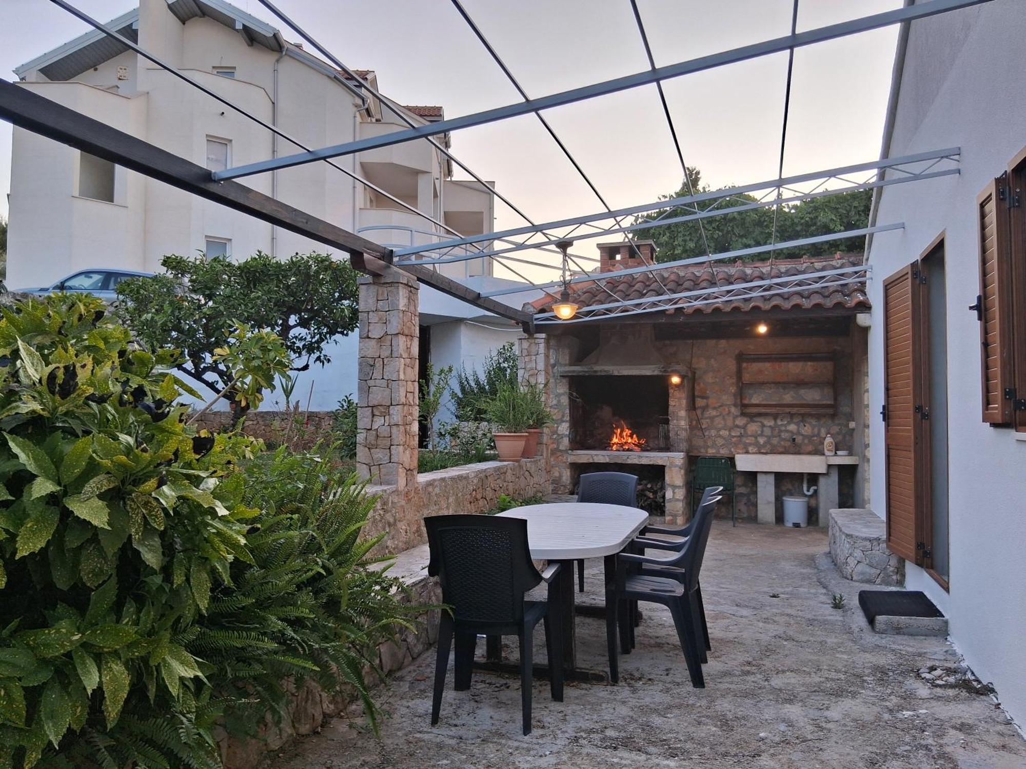 Apartments Jelena Supetar - Three Apartments - A Small House With A Private Yard - Two-Room Apartment With A Sea View - Three-Room Apartment With Garden And Barbecue - Free Parking * Supetar